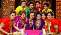 Variasi warna Baju Bodo yang dikenakan perempuan Bugis sebagai simbol status sosial dan jenjang usia dalam tradisi adat.