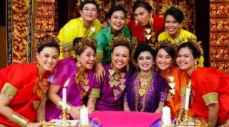 Variasi warna Baju Bodo yang dikenakan perempuan Bugis sebagai simbol status sosial dan jenjang usia dalam tradisi adat.