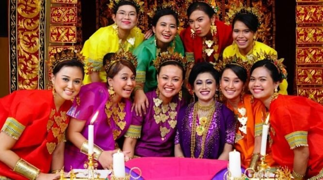 Variasi warna Baju Bodo yang dikenakan perempuan Bugis sebagai simbol status sosial dan jenjang usia dalam tradisi adat.