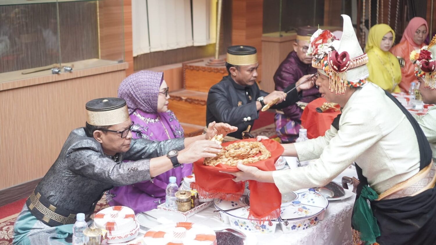 [FOTO] Tradisi Pra Mattompang Arajang Awali Rangkaian Sakral Hari Jadi Bone ke-696 di Museum Arajang