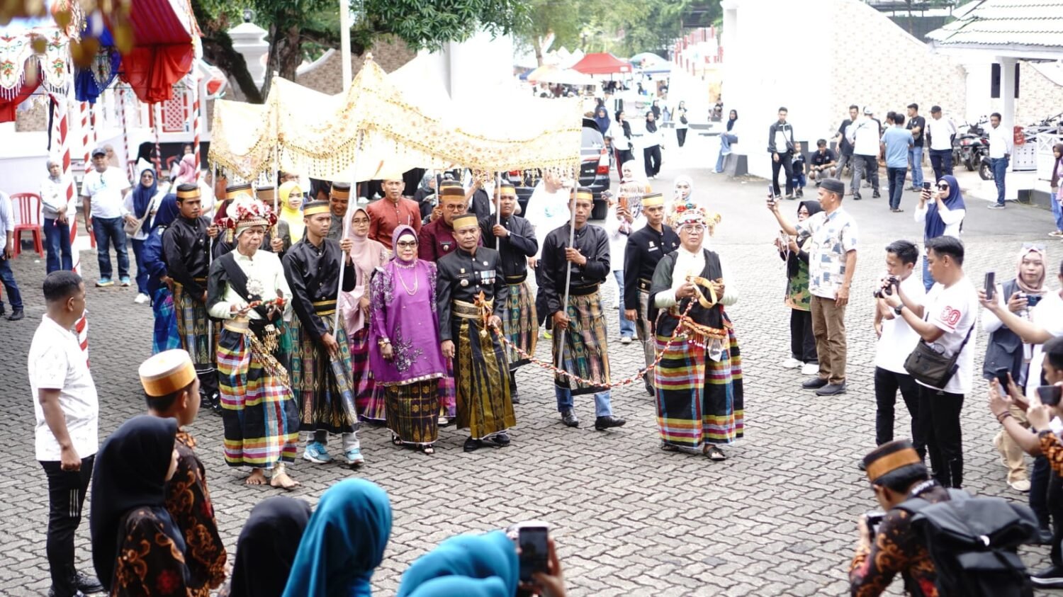 [FOTO] Tradisi Pra Mattompang Arajang Awali Rangkaian Sakral Hari Jadi Bone ke-696 di Museum Arajang