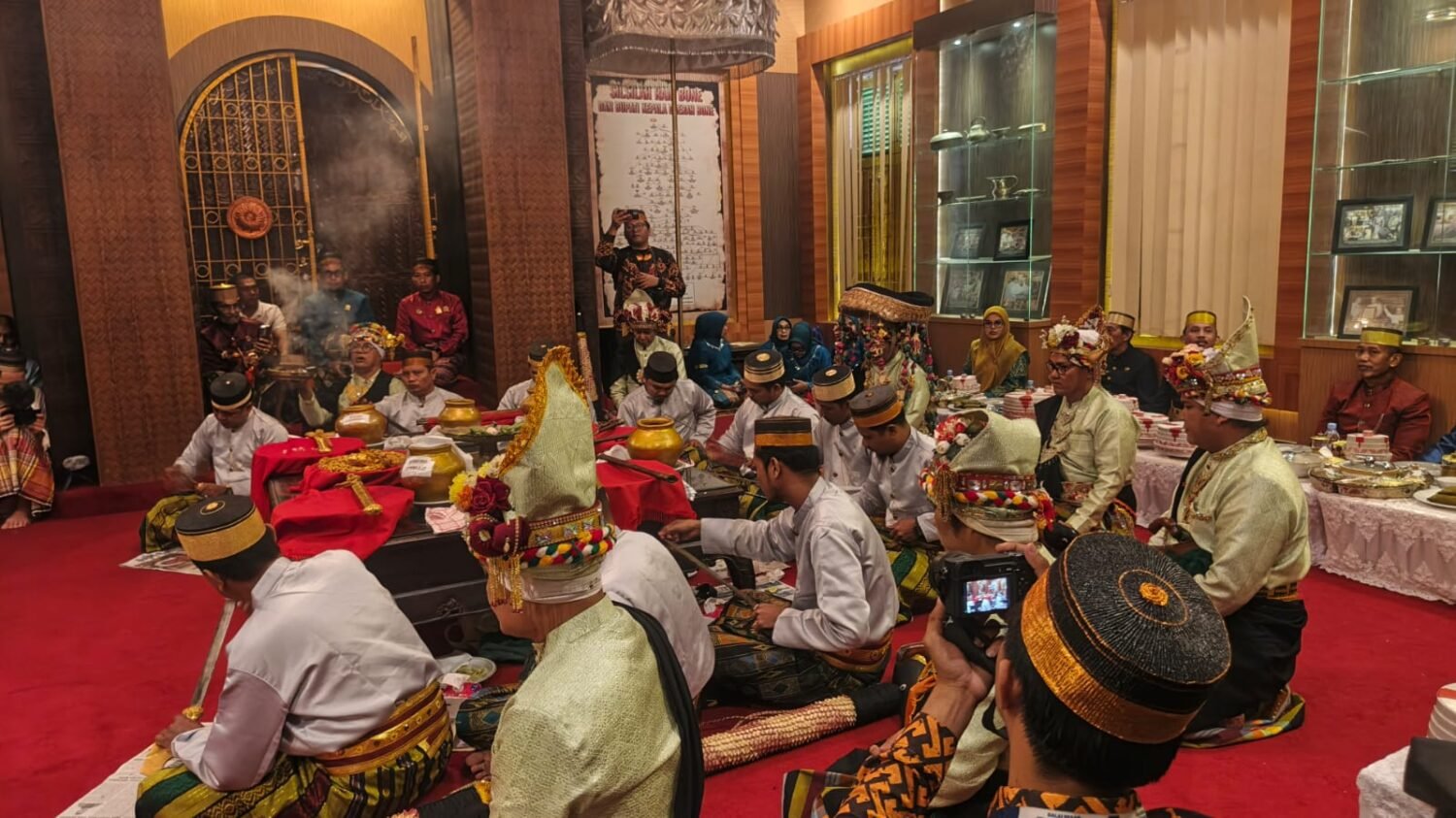 [FOTO] Tradisi Pra Mattompang Arajang Awali Rangkaian Sakral Hari Jadi Bone ke-696 di Museum Arajang