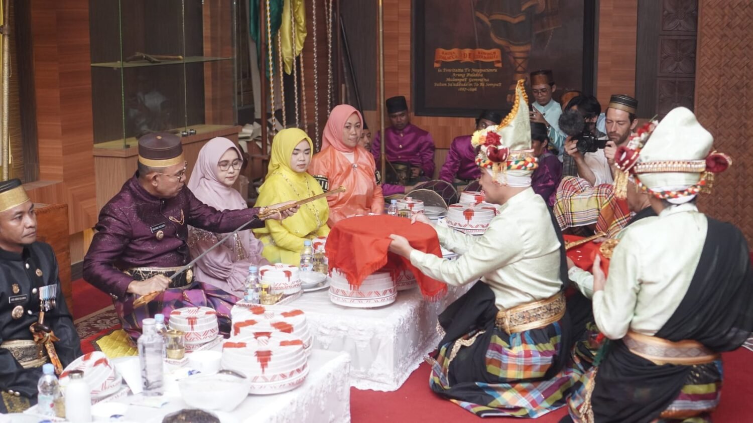 [FOTO] Tradisi Pra Mattompang Arajang Awali Rangkaian Sakral Hari Jadi Bone ke-696 di Museum Arajang