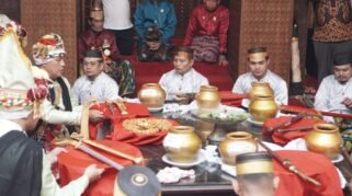 Foto prosesi adat Pra Mattompang Arajang HJB 696 di Museum Arajang Bone.