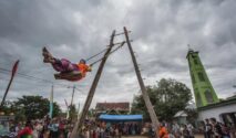 Fakta Tradisi Mappere Bugis ayunan raksasa di Kabupaten Bone Sulawesi Selatan.