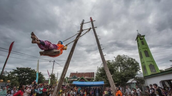 Fakta Tradisi Mappere Bugis ayunan raksasa di Kabupaten Bone Sulawesi Selatan.