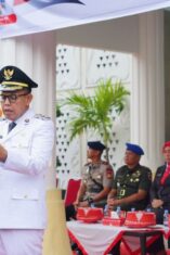 Wakil Bupati Bone membacakan amanat Mendagri dalam upacara Hari Otoda Kabupaten Bone ke-30.