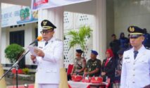 Wakil Bupati Bone membacakan amanat Mendagri dalam upacara Hari Otoda Kabupaten Bone ke-30.