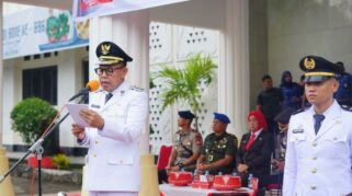 Wakil Bupati Bone membacakan amanat Mendagri dalam upacara Hari Otoda Kabupaten Bone ke-30.