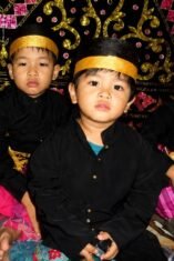 Anak-anak Bugis mengenakan songkok to bone dan jas tutup