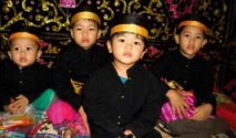 Anak-anak Bugis mengenakan songkok to bone dan jas tutup