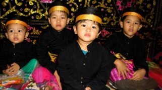 Anak-anak Bugis mengenakan songkok to bone dan jas tutup