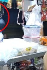 Cuplikan video rekaman CCTV yang terbagi dua layar atas dan bawah, memperlihatkan kondisi bagian dalam sebuah kios sembako yang berantakan dengan etalase kaca berisi barang dagangan. Tampak beberapa orang di dalam area toko dalam situasi yang tidak kondusif dan menegangkan.