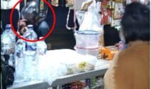 Cuplikan video rekaman CCTV yang terbagi dua layar atas dan bawah, memperlihatkan kondisi bagian dalam sebuah kios sembako yang berantakan dengan etalase kaca berisi barang dagangan. Tampak beberapa orang di dalam area toko dalam situasi yang tidak kondusif dan menegangkan.