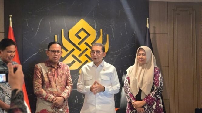 Wakil Bupati Bone Andi Akmal Pasluddin berfoto bersama Menteri Kebudayaan Fadli Zon dan jajaran kementerian usai pertemuan audiensi di Jakarta.