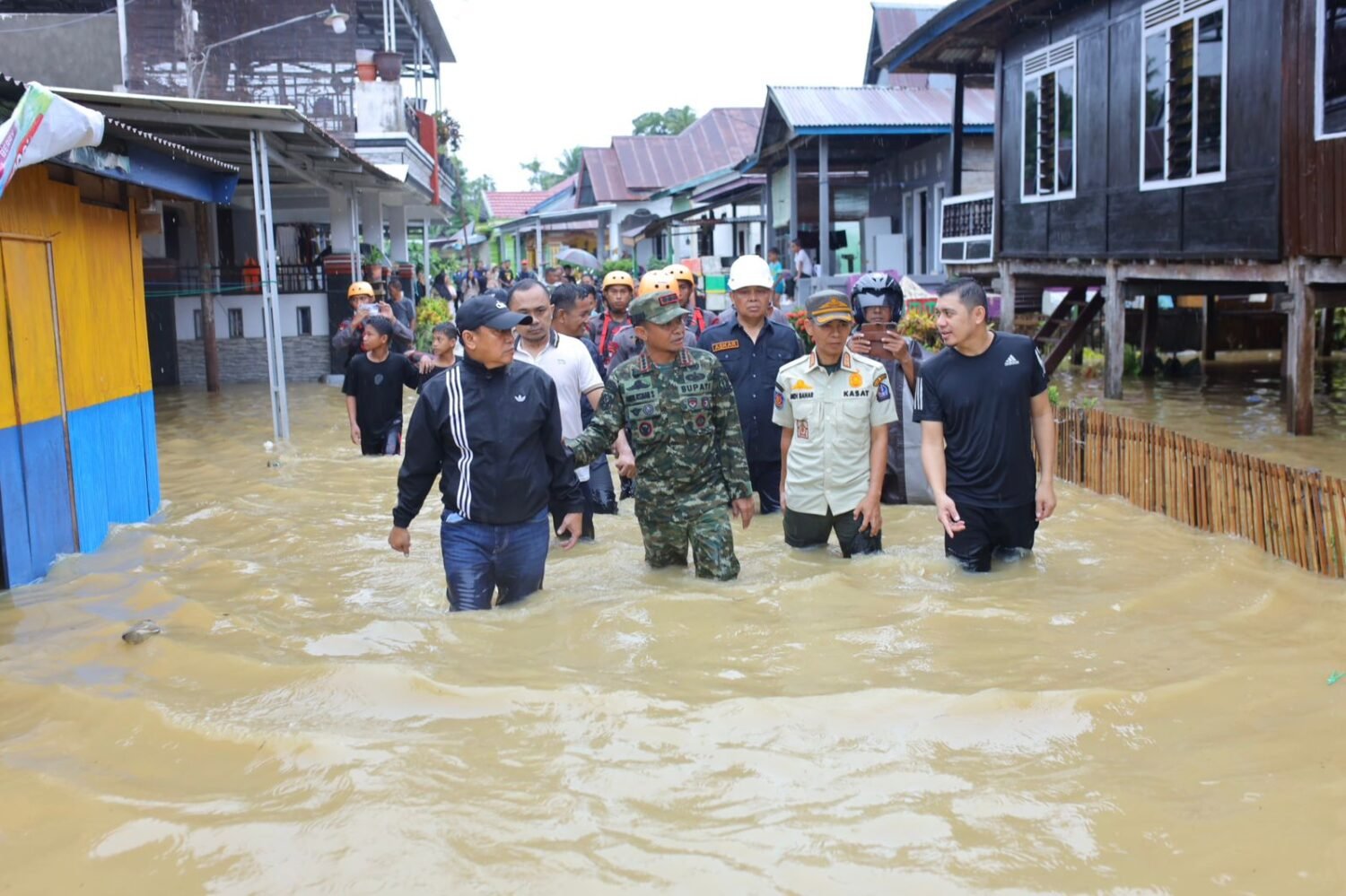 Bone Dikepung Banjir, Bupati Asman Gerak Cepat Terjun Ke Lokasi Pantau Kondisi Warga Terdampak