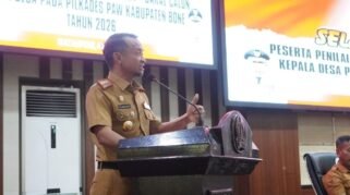 : Bupati Bone saat memberikan sambutan sekaligus membuka secara resmi kegiatan Uji Penilaian Kompetensi bagi Bakal Calon Kepala Desa Pergantian Antar Waktu (PAW) Kabupaten Bone Tahun 2026 di Gedung PKK Watampone, Senin (4/5/2026).