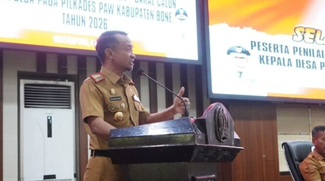 : Bupati Bone saat memberikan sambutan sekaligus membuka secara resmi kegiatan Uji Penilaian Kompetensi bagi Bakal Calon Kepala Desa Pergantian Antar Waktu (PAW) Kabupaten Bone Tahun 2026 di Gedung PKK Watampone, Senin (4/5/2026).