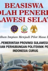 Poster digital berlatar pemandangan apron bandara dengan sejumlah pesawat latih ringan dan para siswa berseragam coverall oranye. Di bagian atas terdapat lambang Garuda Pancasila dan teks hitam "GUBERNUR SULAWESI SELATAN". Di bawahnya terdapat judul besar berwarna merah "BEASISWA SEKOLAH PENERBANG SULAWESI SELATAN". Terdapat tiga logo instansi berjajar di tengah: Kemenhub, Pemprov Sulsel, dan PPIC. Teks pendukung berbunyi "Wujudkan Impian Menjadi Pilot Masa Depan" serta informasi kerja sama dengan Politeknik Penerbangan Indonesia Curug. Di bagian bawah kiri terdapat QR Code, di samping informasi pendaftaran "20 Mei - 9 Juni 2026" dan tautan situs web https://beasiswa.sulselprov.go.id. Bagian paling bawah memuat alamat web dan akun media sosial Biro Kesra Sulsel.