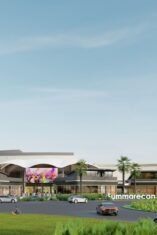 Keterangan Gambar (Caption) Desain arsitektur Summarecon Mall Makassar menampilkan gedung pusat perbelanjaan modern yang megah, terintegrasi dengan area pejalan kaki yang luas, pepohonan hijau, dan fasilitas bersantap luar ruangan.
