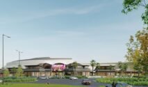Keterangan Gambar (Caption) Desain arsitektur Summarecon Mall Makassar menampilkan gedung pusat perbelanjaan modern yang megah, terintegrasi dengan area pejalan kaki yang luas, pepohonan hijau, dan fasilitas bersantap luar ruangan.