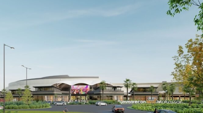 Keterangan Gambar (Caption) Desain arsitektur Summarecon Mall Makassar menampilkan gedung pusat perbelanjaan modern yang megah, terintegrasi dengan area pejalan kaki yang luas, pepohonan hijau, dan fasilitas bersantap luar ruangan.