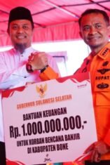 Gubernur Sulsel Salurkan Bantuan 1 Miliar dan Ratusan Paket Sembako Saat Tinjau Banjir di Bone