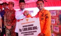 Gubernur Sulsel Salurkan Bantuan 1 Miliar dan Ratusan Paket Sembako Saat Tinjau Banjir di Bone