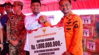 Gubernur Sulsel Salurkan Bantuan 1 Miliar dan Ratusan Paket Sembako Saat Tinjau Banjir di Bone