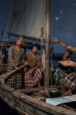 Sekelompok pelaut tradisional Bugis berada di atas perahu kayu pada malam hari, tampak seorang tetua sedang menunjuk ke arah gugusan bintang bersinar di langit yang gelap.