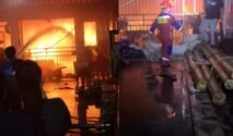 Kondisi ruko Percetakan Trias Muda di Jalan Manurunge Bone yang hangus terbakar. Terlihat puing-puing material cetak, kerangka mesin yang rusak, dan area bangunan yang menghitam pasca-pemadaman oleh petugas pemadam kebakaran.