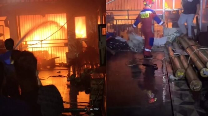 Kondisi ruko Percetakan Trias Muda di Jalan Manurunge Bone yang hangus terbakar. Terlihat puing-puing material cetak, kerangka mesin yang rusak, dan area bangunan yang menghitam pasca-pemadaman oleh petugas pemadam kebakaran.
