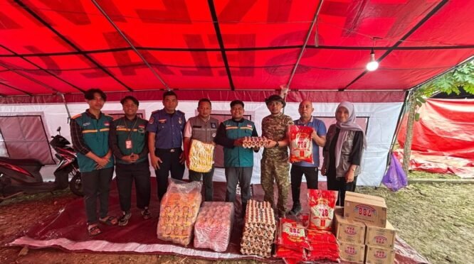 Dokumentasi penyerahan bantuan logistik kemanusiaan di posko Dinas Sosial Bone. Terlihat tim LAZ WIZ dan petugas Dinas Sosial sedang memilah dan menumpuk barang bantuan. Aset logistik yang terlihat jelas di antaranya tumpukan rak telur ayam di dalam wadah plastik, beberapa karung beras premium (merek 788 terlihat pada karung), dan kotak-kotak karton berisi mi instan. Di latar belakang terdapat aktivitas posko dan spanduk informasi yang agak buram. Pencahayaan alami siang hari.