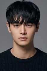 Foto profil aktor Korea Jang Dong Joo dengan ekspresi wajah yang hangat dan profesional. Ia tampak mengenakan pakaian kasual dengan latar belakang yang sederhana. Foto ini merupakan dokumentasi dari akun media sosial pribadinya yang digunakan saat memberikan pengumuman pensiun kepada publik. Tidak terdapat elemen bintang berkilau atau atribut kepolisian dalam visual ini.