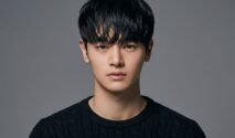 Foto profil aktor Korea Jang Dong Joo dengan ekspresi wajah yang hangat dan profesional. Ia tampak mengenakan pakaian kasual dengan latar belakang yang sederhana. Foto ini merupakan dokumentasi dari akun media sosial pribadinya yang digunakan saat memberikan pengumuman pensiun kepada publik. Tidak terdapat elemen bintang berkilau atau atribut kepolisian dalam visual ini.