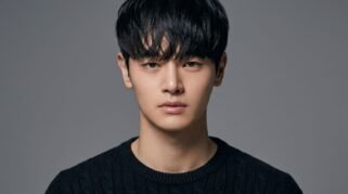 Foto profil aktor Korea Jang Dong Joo dengan ekspresi wajah yang hangat dan profesional. Ia tampak mengenakan pakaian kasual dengan latar belakang yang sederhana. Foto ini merupakan dokumentasi dari akun media sosial pribadinya yang digunakan saat memberikan pengumuman pensiun kepada publik. Tidak terdapat elemen bintang berkilau atau atribut kepolisian dalam visual ini.