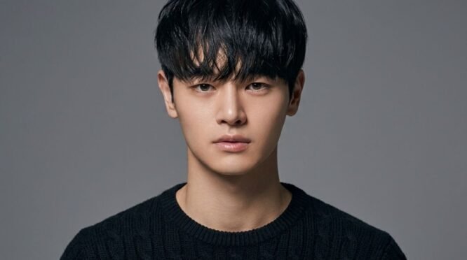 Foto profil aktor Korea Jang Dong Joo dengan ekspresi wajah yang hangat dan profesional. Ia tampak mengenakan pakaian kasual dengan latar belakang yang sederhana. Foto ini merupakan dokumentasi dari akun media sosial pribadinya yang digunakan saat memberikan pengumuman pensiun kepada publik. Tidak terdapat elemen bintang berkilau atau atribut kepolisian dalam visual ini.