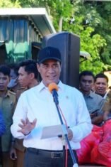Menteri Pertanian Republik Indonesia Andi Amran Sulaiman bersama Gubernur Sulsel dan Bupati Bone menyerahkan plakat bantuan dana secara simbolis di Posko Bencana Kelurahan Panyula. Suasana penyerahan dihadiri oleh jajaran aparat TNI, Polri, dan warga yang memadati tenda pengungsian darurat.