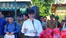 Menteri Pertanian Republik Indonesia Andi Amran Sulaiman bersama Gubernur Sulsel dan Bupati Bone menyerahkan plakat bantuan dana secara simbolis di Posko Bencana Kelurahan Panyula. Suasana penyerahan dihadiri oleh jajaran aparat TNI, Polri, dan warga yang memadati tenda pengungsian darurat.