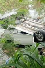Rekaman video amatir warga yang memperlihatkan sebuah mobil putih dalam posisi miring dan amblas di pinggir sawah yang berair dan penuh lumpur di Desa Waji Kecamatan Tellu Siattinge. Tampak mobil terhalang oleh batang pohon kecil dan dedaunan hijau di sekitarnya.