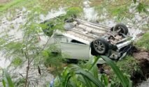 Rekaman video amatir warga yang memperlihatkan sebuah mobil putih dalam posisi miring dan amblas di pinggir sawah yang berair dan penuh lumpur di Desa Waji Kecamatan Tellu Siattinge. Tampak mobil terhalang oleh batang pohon kecil dan dedaunan hijau di sekitarnya.