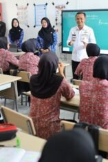 Bupati Bone tersenyum saat memberikan arahan di depan kelas kepada para siswi berseragam batik di Sekolah Rakyat Terintegrasi BLK Bajoe.