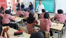 Bupati Bone tersenyum saat memberikan arahan di depan kelas kepada para siswi berseragam batik di Sekolah Rakyat Terintegrasi BLK Bajoe.