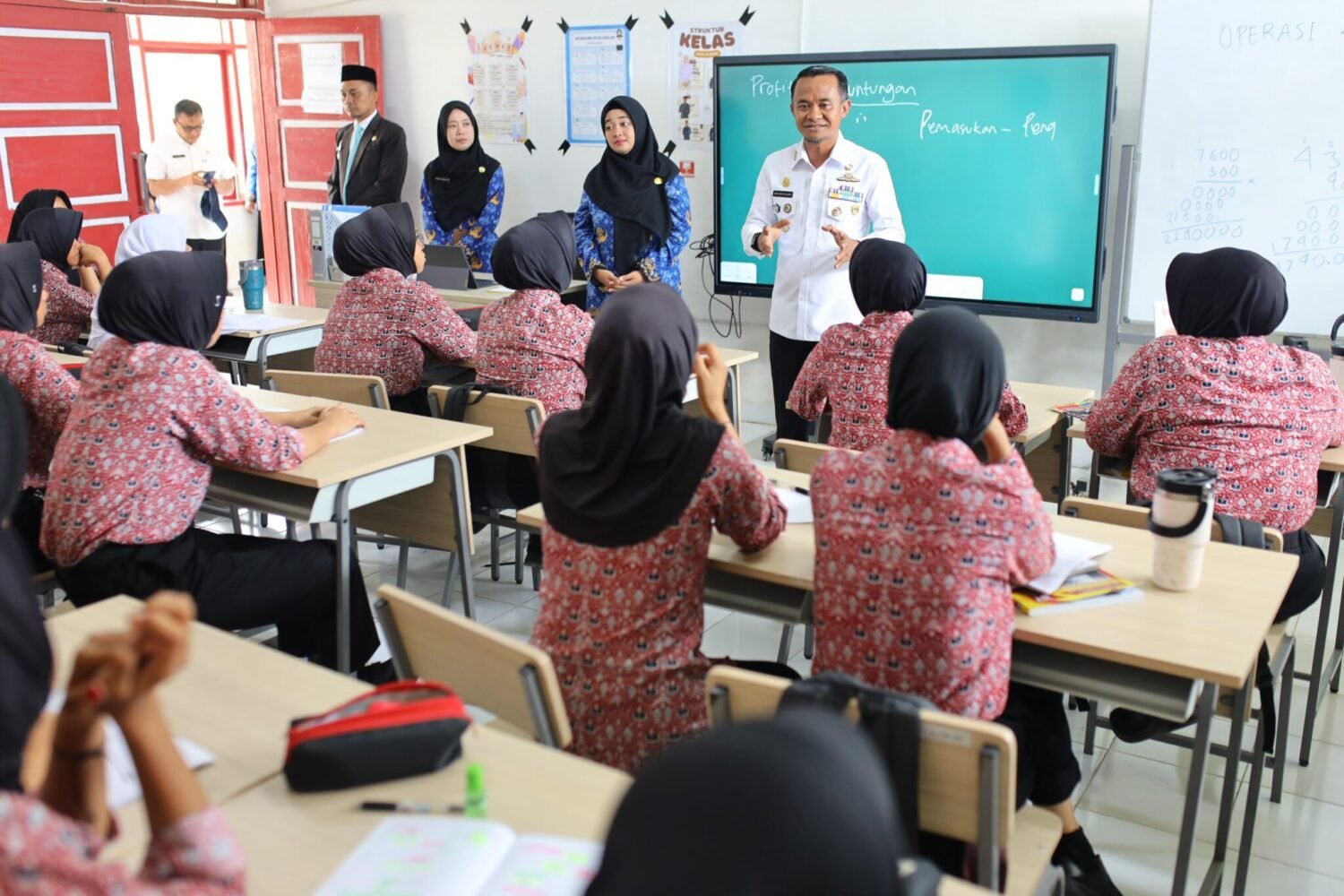 Momen Hangat Bupati Bone Kunjungi Sekolah Rakyat Terintegrasi di BLK Bajoe