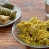Hidangan tradisional Bugis berupa potongan ayam berbalut bumbu lengkuas kuning (Nasu Likku) di atas piring kaca bening