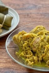 Hidangan tradisional Bugis berupa potongan ayam berbalut bumbu lengkuas kuning (Nasu Likku) di atas piring kaca bening