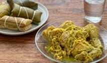 Hidangan tradisional Bugis berupa potongan ayam berbalut bumbu lengkuas kuning (Nasu Likku) di atas piring kaca bening