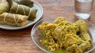 Hidangan tradisional Bugis berupa potongan ayam berbalut bumbu lengkuas kuning (Nasu Likku) di atas piring kaca bening