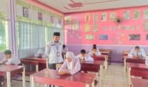 Suasana pelaksanaan Asesmen Madrasah perdana yang menggunakan perangkat smartphone di ruang kelas MIN 5 Bone. Turut terlihat guru pengawas memantau kelancaran ujian.
