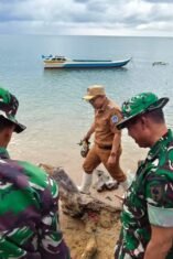 gabungan dari TNI, Polri, Satpol PP, instansi daerah, dan masyarakat sipil sedang mengikuti Kegiatan Karya Bakti di area terbuka dekat kawasan pesisir pantai Tanjung Pero, Kecamatan Tonra.